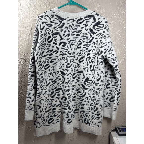 Chico's Snow Leopard Print Cardigan Pockets Fuzzy Knit Sweater Size 1/Medium - Picture 4 of 6
